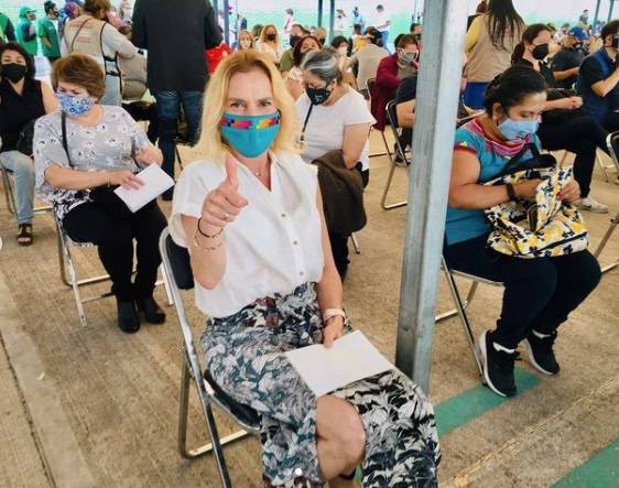 Beatriz Gutiérrez Muller, recibe vacuna contra COVID-19