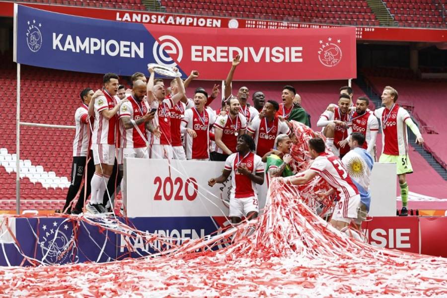 El Ajax funde el trofeo de la Eredivisie para repartirlo a sus aficionados