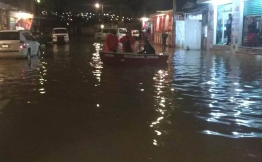 Ixtapaluca amanece bajo el agua; trasladan a personas en lanchas