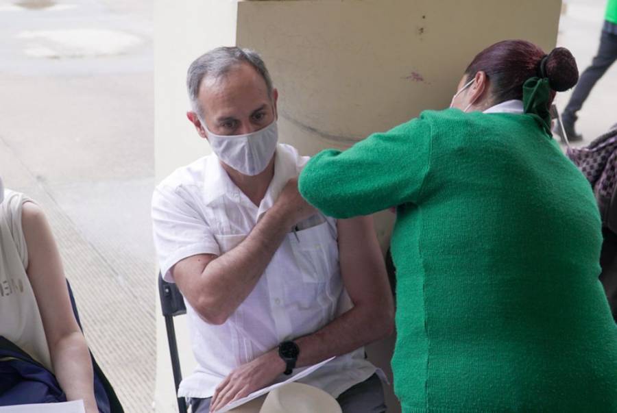 Hugo López-Gatell se vacuna contra Covid-19 en la Ciudad de México