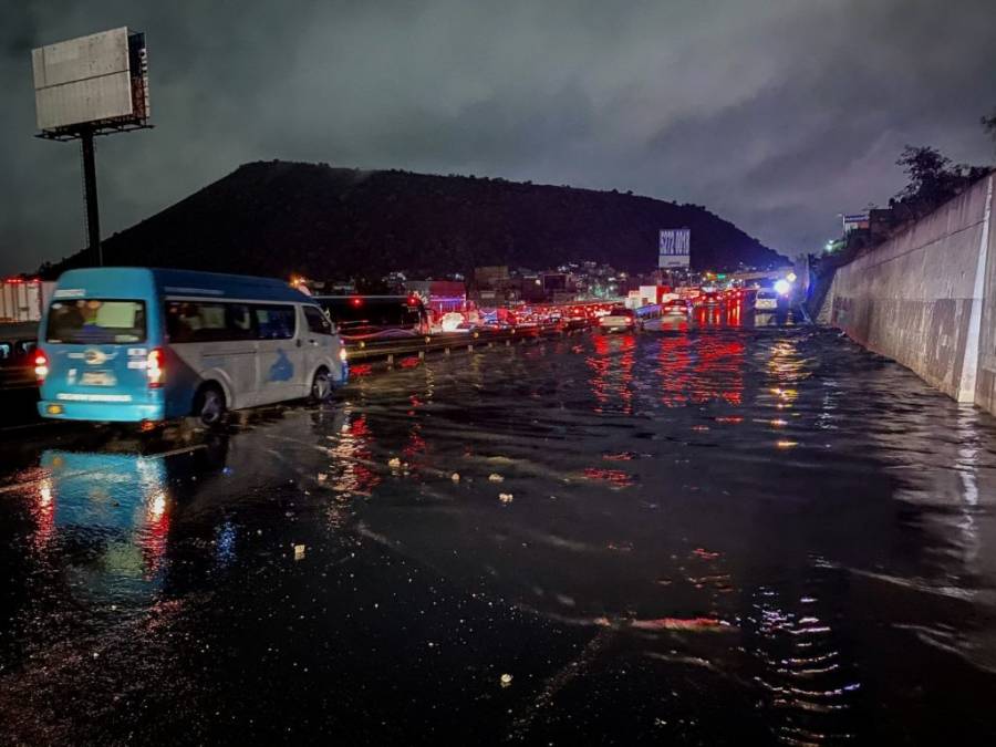 Autopista México-Puebla amanece inundada