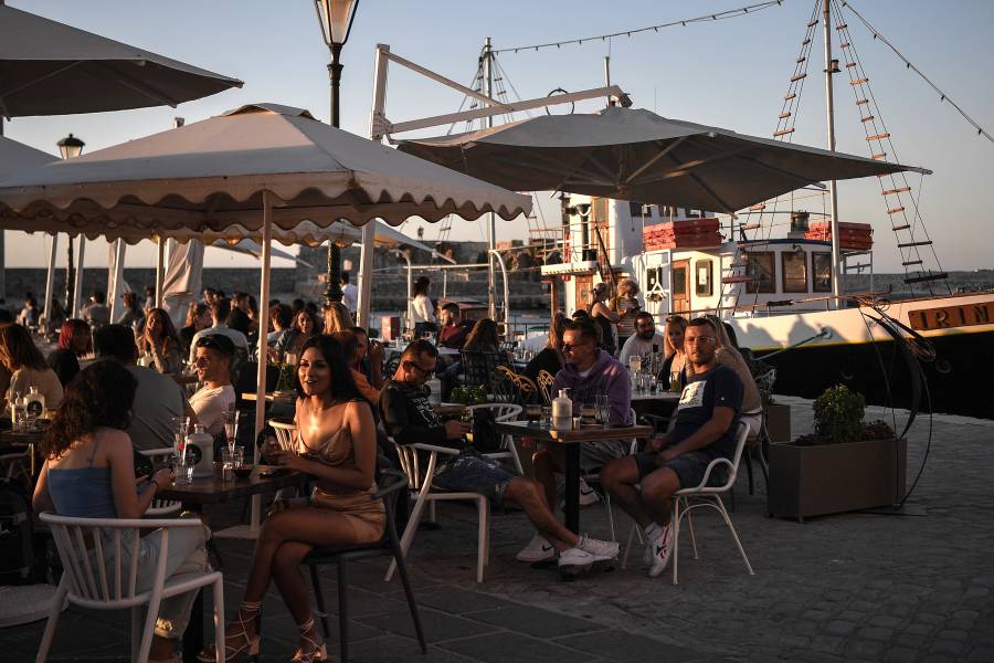 Grecia recibe nuevamente a turistas