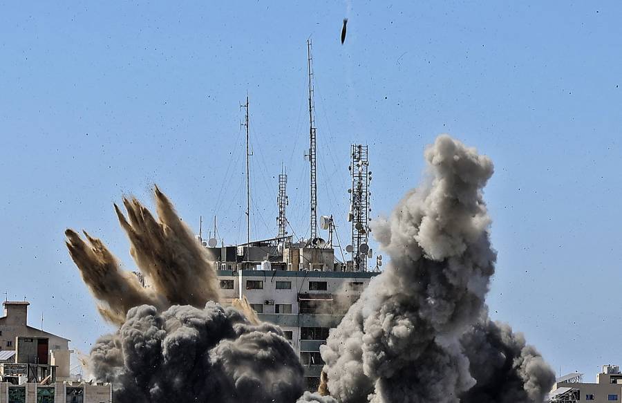 Israel bombardea en Gaza, sede de la agencia AP y Al Jazeera