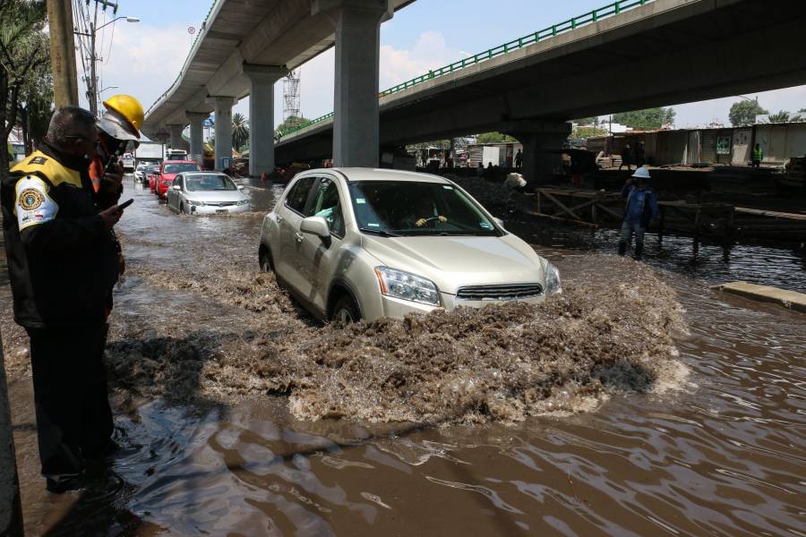 Fuga de agua en Cuemanco, afecta a varias colonias en Iztapalapa y Tláhuac