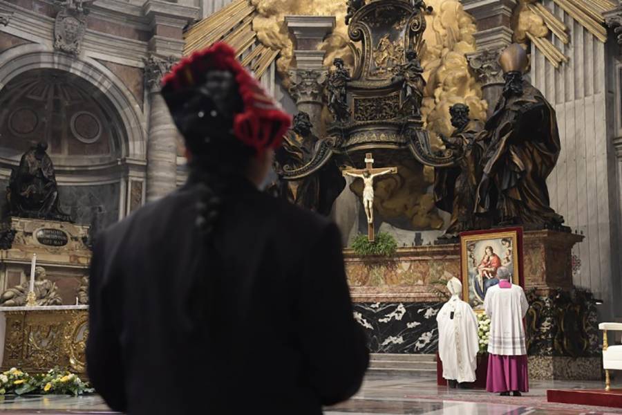 En una misa, el papa Francisco pide la paz por Birmania