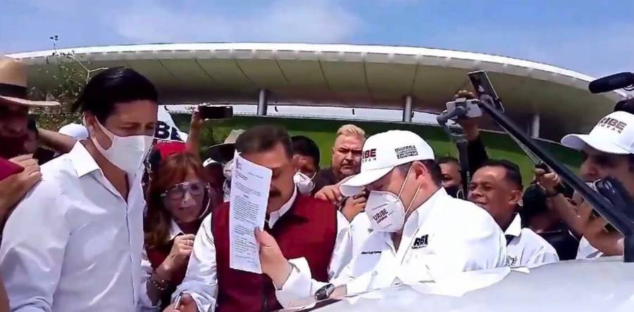 Morenistas firman documento para suspender servicios de Uber y DiDi en Guadalajara