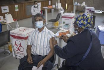 Sud&aacute;frica lanza una campa&ntilde;a masiva de vacunaci&oacute;n contra el COVID-19