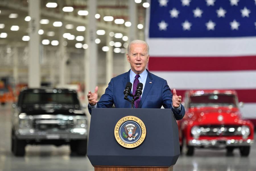 Biden impulsa autos eléctricos para reactivar la economía estadounidense