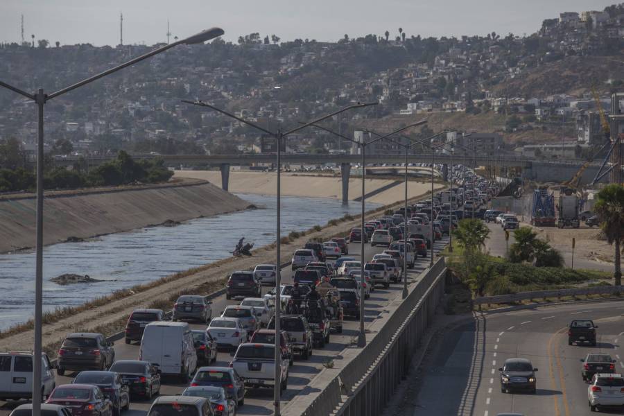 México mantiene restricciones en cruces terrestres no esenciales hasta el 21 de junio