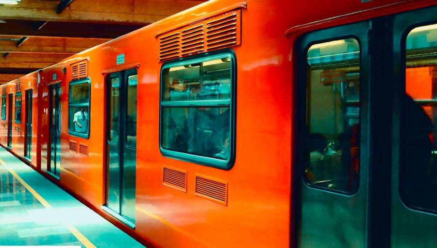 VIDEO: Hombre en presunto estado de ebriedad es rescatado tras caer a vías del Metro