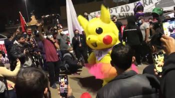 Video: Pol&iacute;tica chilena gana elecciones, festeja disfrazada de Pikachu