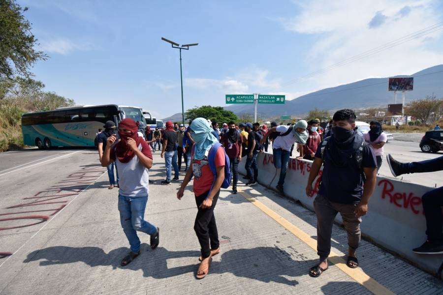 Polic&iacute;as en Chiapas detienen a 95 normalistas tras enfrentamiento