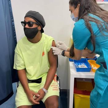 Ronaldinho se vacun&oacute; contra el Covid-19 en Dubai