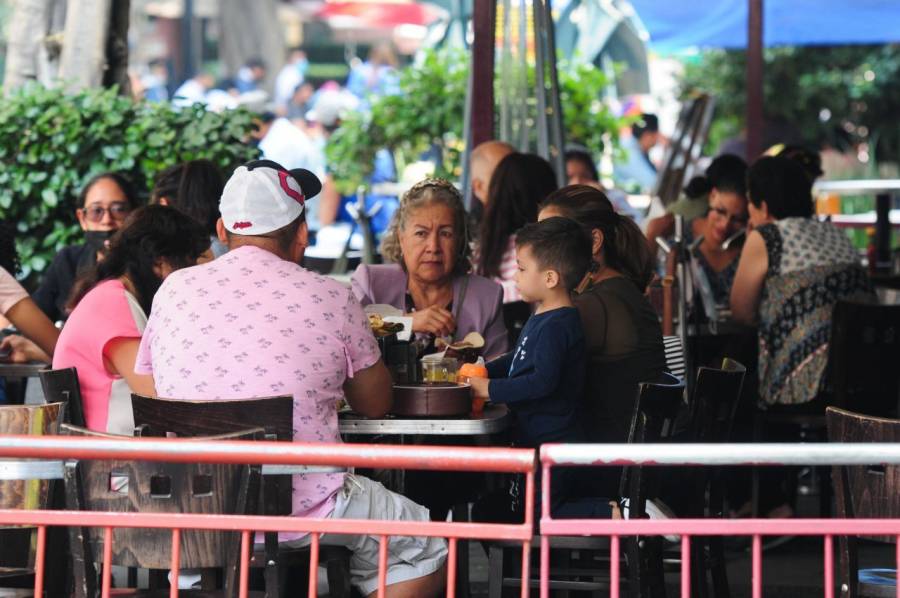 Muchas familias siguen reuniéndose, a pesar de la nueva realidad, dice sicóloga