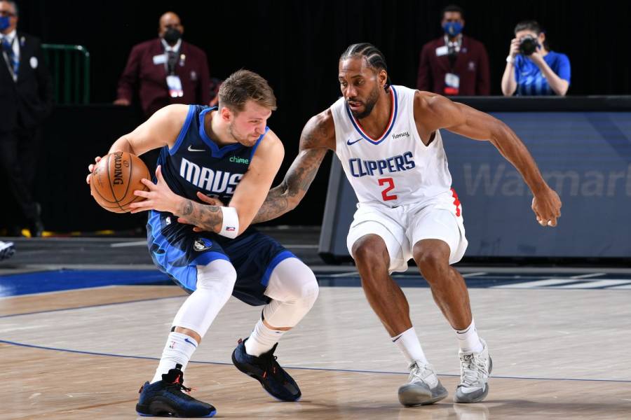 Los Mavericks vencen a Clippers en el arranque de los playoffs