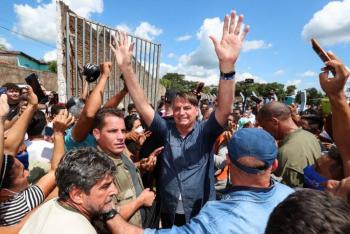 Jair Bolsonaro, multado por promover aglomeraci&oacute;n y no usar cubrebocas