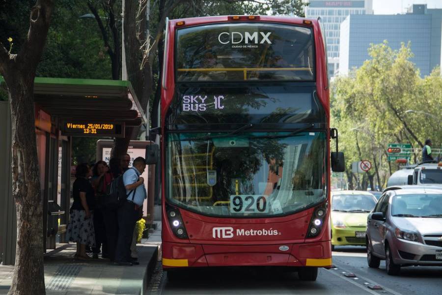 Opera metrobus de L7 con mobiliario irregular
