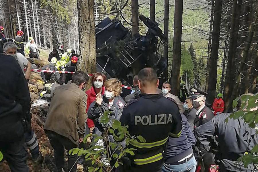 Al menos 13 muertos deja ca&iacute;da de telef&eacute;rico en Italia