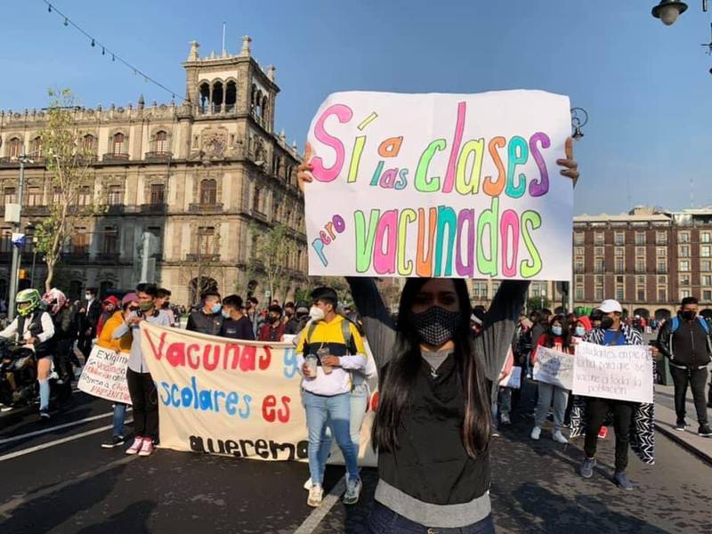 Estudiantes marchan contra el regreso a clases en CDMX