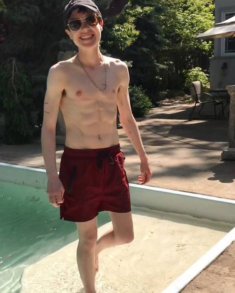 Elliot Page y su nuevo abdomen; así luce tras someterse a cirugía para extirpar sus senos