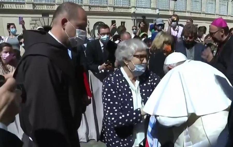 El Papa Francisco besó el tatuaje de una superviviente del Holocausto