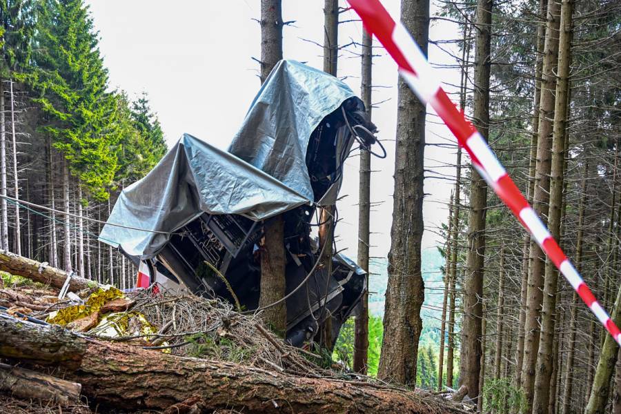 Detienen a tres funcionarios del teleférico por accidente en Italia