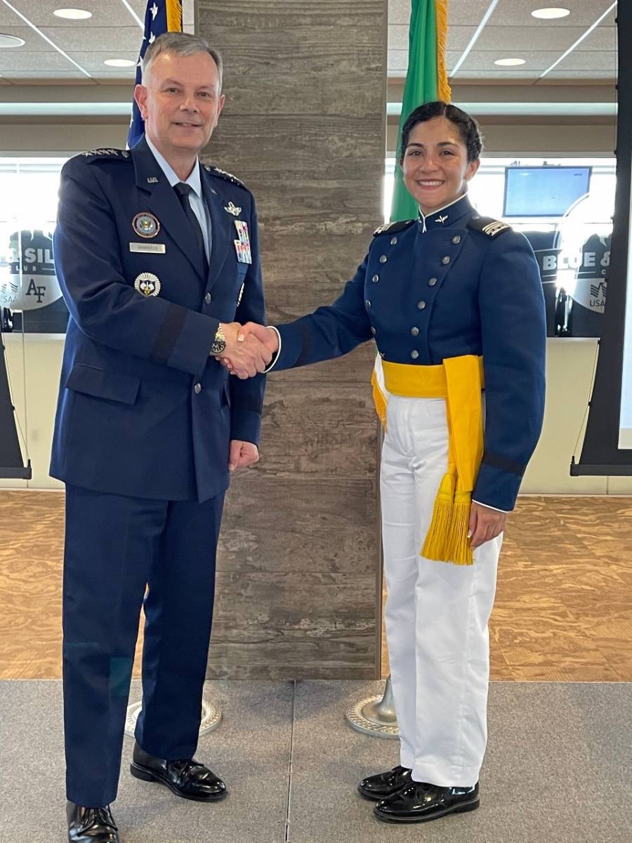 Primer mujer naval se gradúa de escuela militar en EEUU