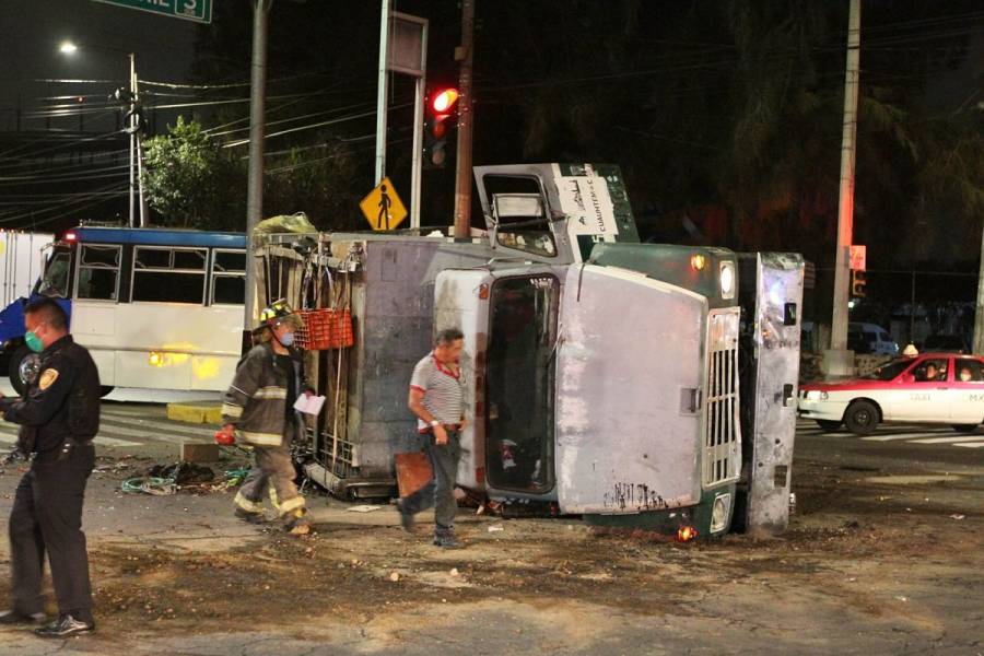 Volcadura de tráiler en Circuito Interior provoca afectaciones viales