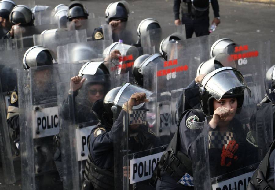 Ex policías federales protestan frente al AICM; elementos de SSC los encapsulan