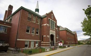 Hallan los restos de 215 ni&ntilde;os en un antiguo internado en Canad&aacute;