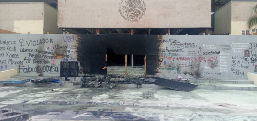 Normalistas de la “Mactu” vandalizan Palacio de Gobierno, y bloquean accesos a la ciudad