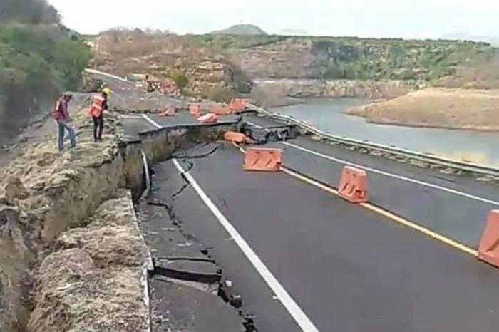 En Michoacán colapsa tramo de la autopista Siglo XXI