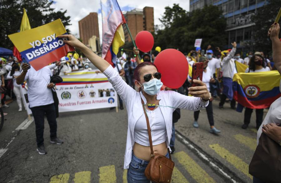 Vestidos de blanco, miles piden la paz en Colombia