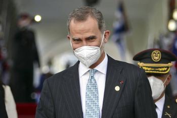 Felipe VI recibe vacuna contra COVID-19 en Madrid