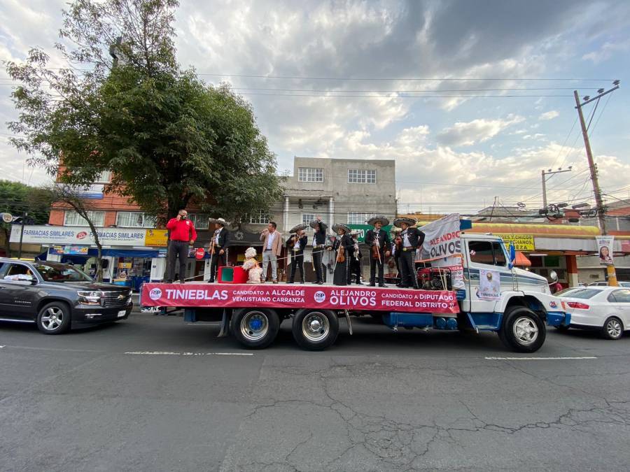 Alushe acompaña a Tinieblas en su recorrido por Venustiano Carranza