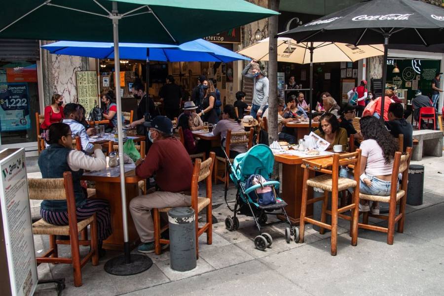 Restaurantes en CDMX aumentan al 50% su aforo este lunes