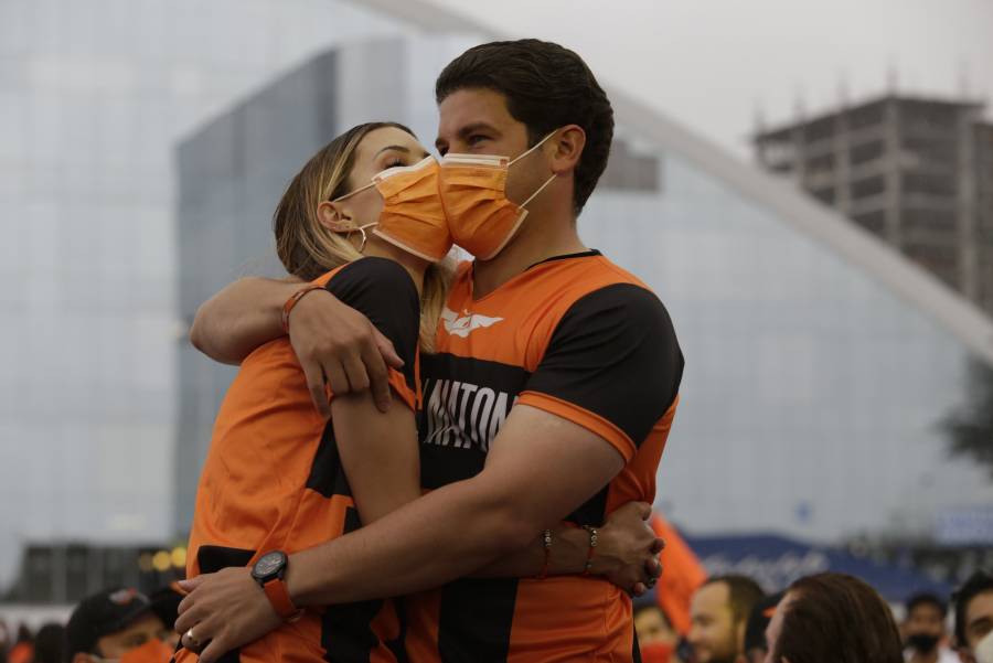 Con grupos musicales, Samuel García cierra campaña en las afueras de la Arena Monterrey
