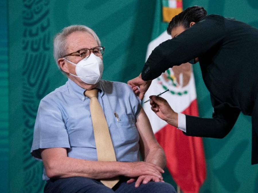 Vacunan a secretario de Salud contra Covid-19 en la mañanera