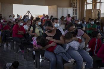 Ponen fin a programa que enviaba a M&eacute;xico solicitantes de asilo en EEUU
