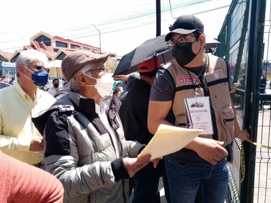 Denuncian retrasos y desorganización en segunda dosis de adultos mayores en Benito Juárez