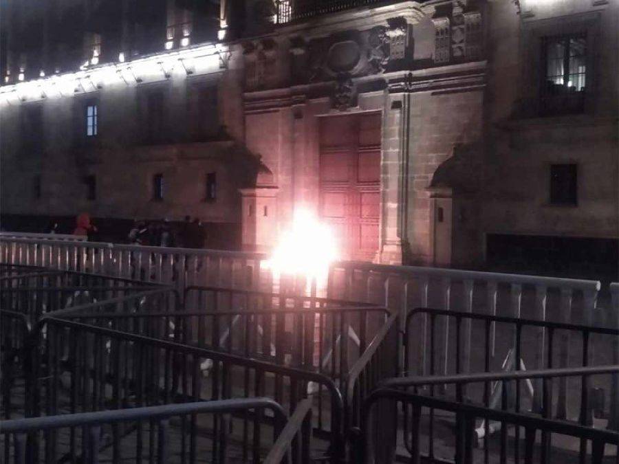 Maestros de telebachillerato prenden fuego frente a Palacio Nacional