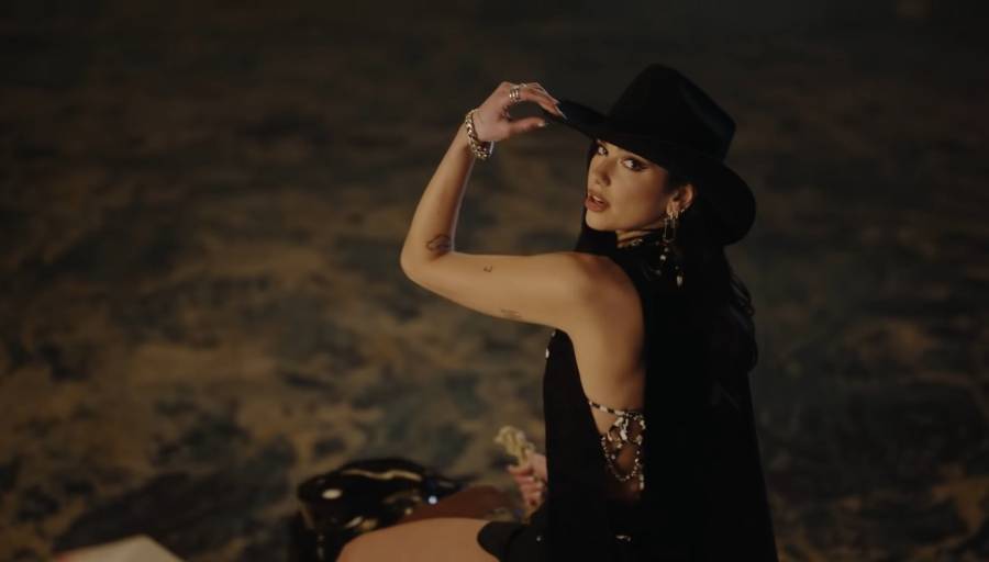 Dua Lipa presenta “Love Again” vestida de vaquera y la comparan con Ana B&aacute;rbara