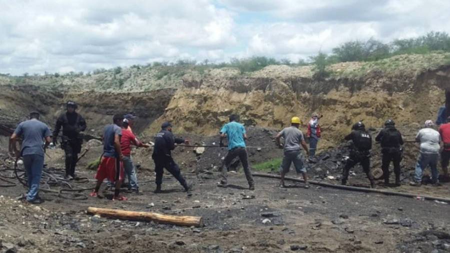 Colapso en mina deja 7 mineros atrapados en Coahuila