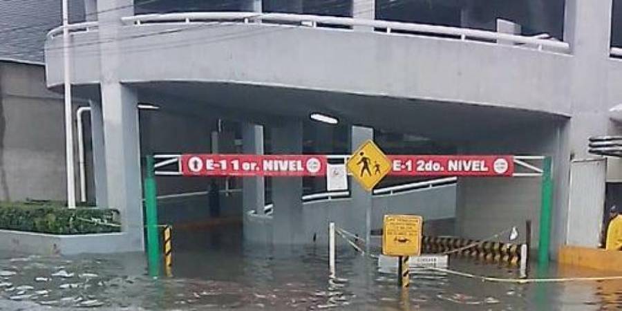 Fuertes lluvias provocan inundaciones en hospital de Ecatepec y Plaza Aragón