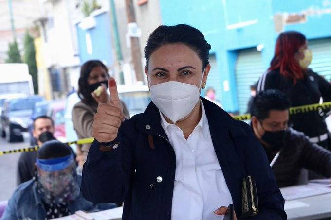 Rocío Barrera acude a votar en la alcaldía Venustiano Carranza