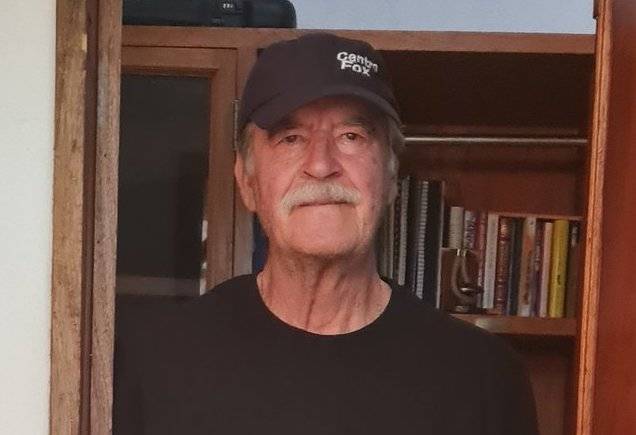 Vicente Fox acudió a votar vestido de negro por el sepelio de “ya saben quien”