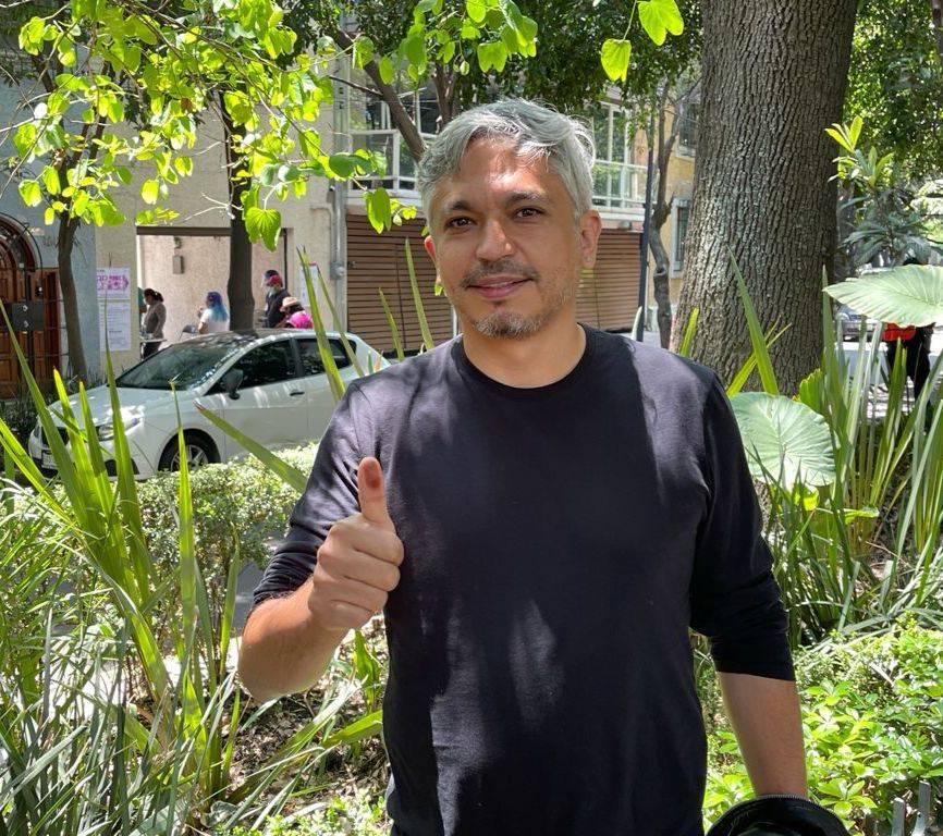 José Luis Rodríguez, candidato a diputado por Morena, acude a votar en Cuauhtémoc
