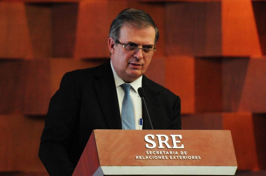 Marcelo Ebrard emite su voto; agradece a funcionarios de casilla