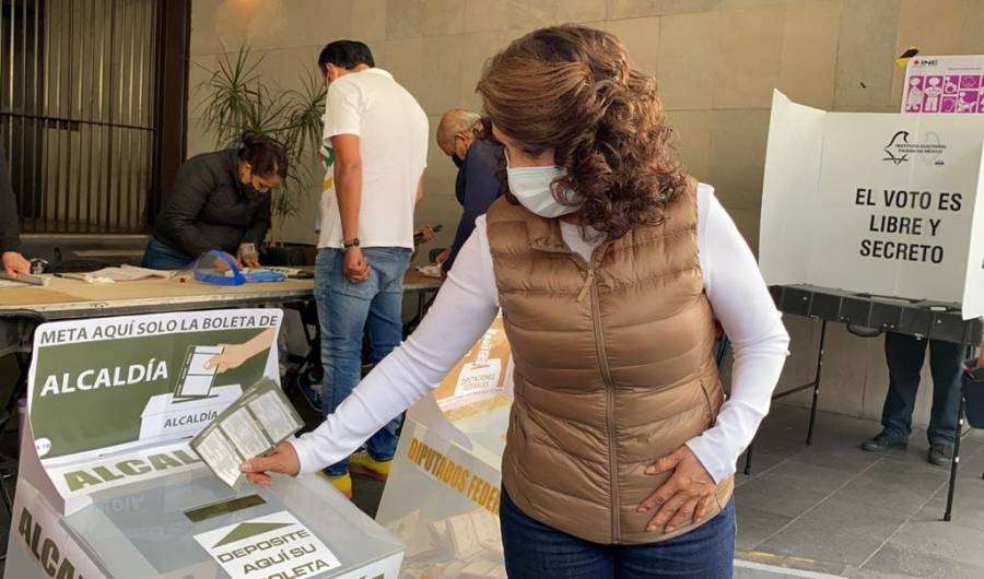 Dolores Padierna vota en la alcaldía Cuauhtémoc