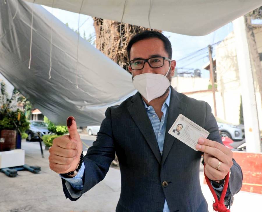 Víctor Hugo Romo acude a votar en la alcaldía Miguel Hidalgo